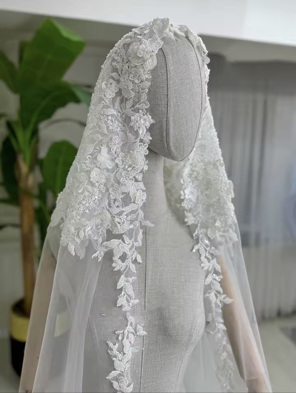 Lace Appliqué Bridal Veil in Creamy White